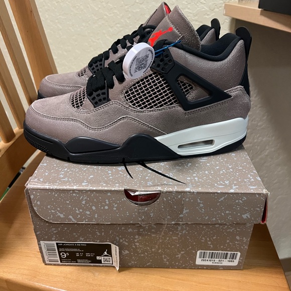 Jordan 4 Taupe Haze Mens 9.5 Brand new authentic Deadstock - Picture 3 of 6